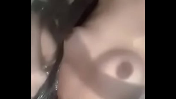 rica jovencita bañandose