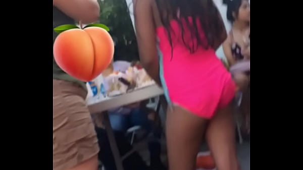 Joven caliente baila desnuda en fiesta